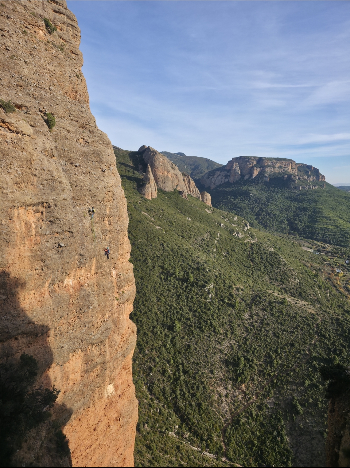 Negro sobre Rosa y Canal de la Rosaleda. 6a+, 210m. Riglos