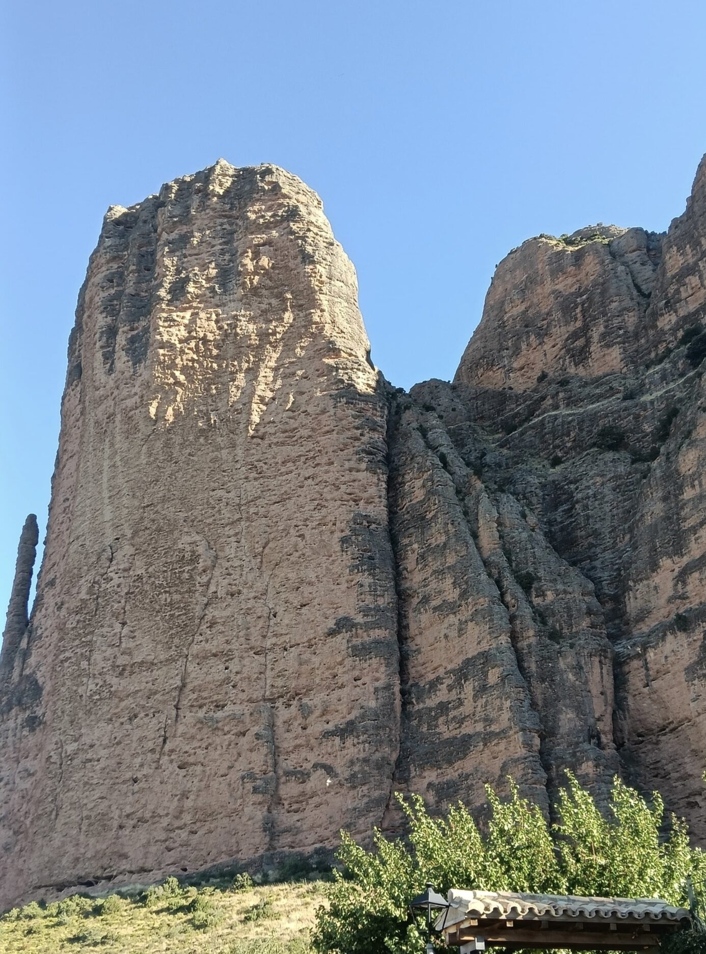 Espolón Adamelo y Normal al Pisón. 6a, 300m. Mallos de Riglos