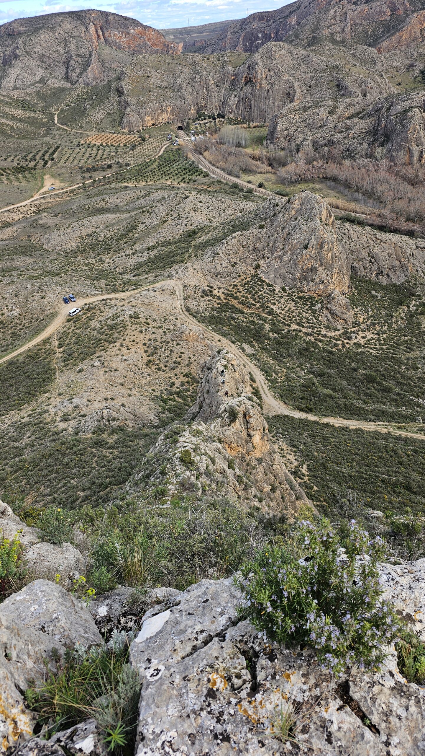 Arista del Boque o Integral Peña de las Zorras. V, 110m. Chodes