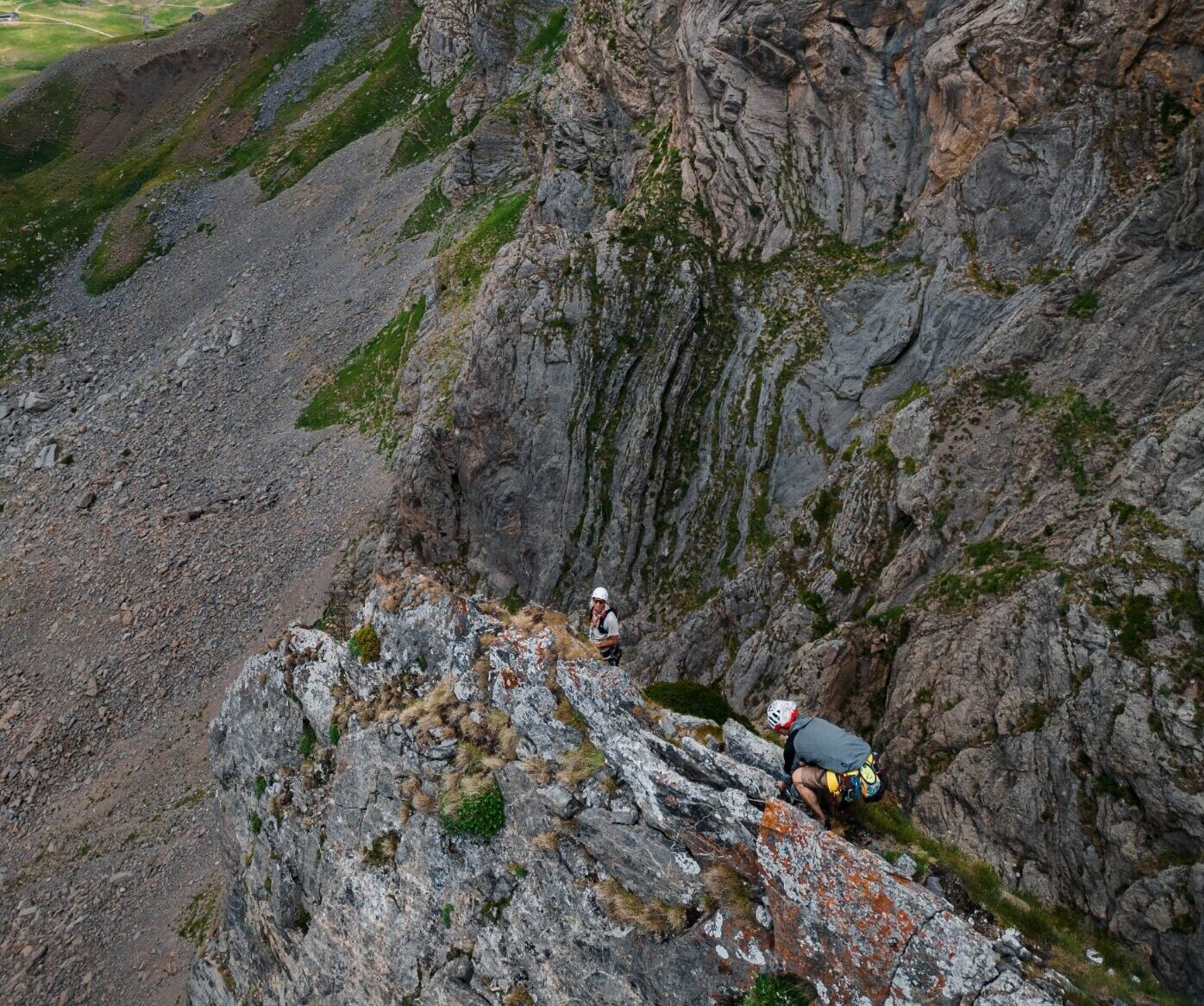 Escalada Pirenaica. V+, 150m. Aguja de Portalet.